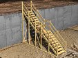 Escalier fixe provisoire en bois pour la protection d'un passage piéton entre deux points situés à des niveaux différents
