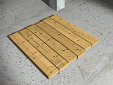 Panneau de planches en bois pour la protection d'une petite trémie, constitué de petite planche en bois de 15x5,2 cm