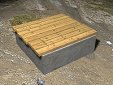 Couvercle en bois placé sur chantier pour couvrir la totalité d'un vide horizontal du regard